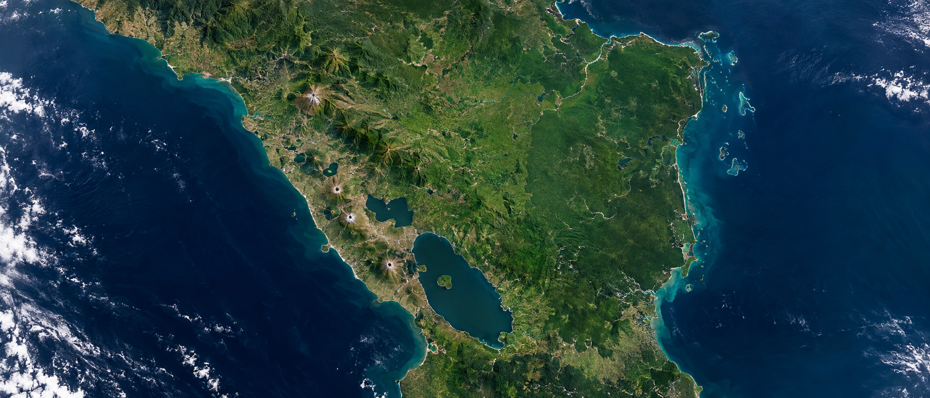 Vista aérea de Nicaragua con montañas, lagos y costas
